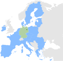Graphische Europakarte mit hellblau markierten Ländern aus der Europäischen Union, hellgrün markiertes Deutschland und dunkelgrün markierte Stadt Berlin.
