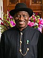 Ijaw-Herrenkleidung einschließlich typischem Hut (hier der ehemalige Präsident Jonathan)