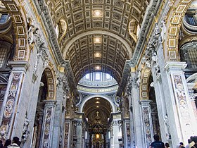 Ta fotografija notranjosti razkriva bližnje podrobnosti obokanega stropa, ki je razdeljen na kvadratne pole. Spremembe, ki jih je Maderno naredil na osi in širini, lahko jasno vidimo na tej sliki.