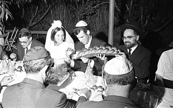 Cena de boda tradicional judía en Israel 1969