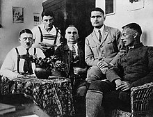 Photographie en noir et blanc des principaux putschistes internés à la prison de Landsberg en 1924. Hitler est à la gauche de l'image