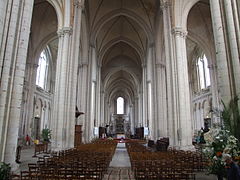Nef de cathédrale Saint-Pierre de Poitiers (1160-1379).
