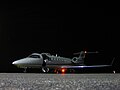Un Learjet 45 a terra di notte.