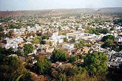 View of Chanderi town from kila Kothi. The Chaubisi Jain temple with 24 shikharas, installed in 1836 by Bhattaraka Harichand of Sonagir, is in the center.