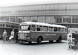 NACO-bus naar Monnickendam op het Kennemerplein in 1965, tegen de achtergrond van de beglazing van het derde perron