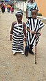 Kinder in traditionell schwarz-weiß gestreifter Kleidung der Tiv