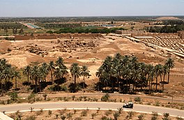'n Gedeeltelike uitsig op die ruïnes van Babilon vanuit Saddam Hoesein se somerpaleis