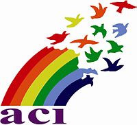 Parte de um arco-íris continuado, em sentido horário, em desenhos de pássaros. Abaixo do conjunto a sigla ACI.