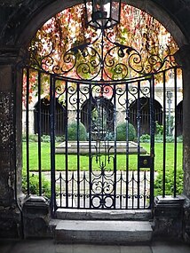 Vista através do portão para o pequeno claustro, com o jardim da capela de St. Catherine ao fundo
