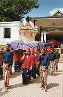 Επίσημα σαρόνγκ μπατίκ που φορούσαν φρουροί κατά την παρέλαση του Σουλτάνου στη Γιογκιακάρτα