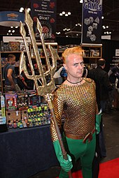 photographie d'un homme déguisé en Aquaman