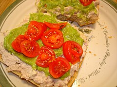 Sandwich tuna kanthi pasuryan kanthi guacamole lan tomat ceri