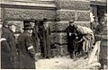 SS obligeant un vieux juif à prier sur un escabeau dans la rue, Zamarstynivska (1941-1943)