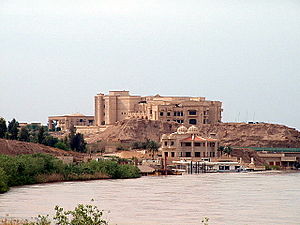 Vista ao norte ao longo do Tigre para o palácio presidencial de Saddam, em abril de 2003