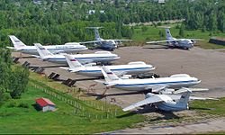 Neljä Iljushin Il-86VKP -komentokeskuslentokonetta Tškalovskin lentotukikohdassa (2011).