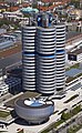 La Torre BMW, conocida popularmente como "cuatro cilindros", es la sede mundial de la empresa bávara. Tanto la torre como el museo contiguo, se erigieron en 1972, año en el que se celebraron en Múnich los Juegos Olímpicos. Por Poco a poco