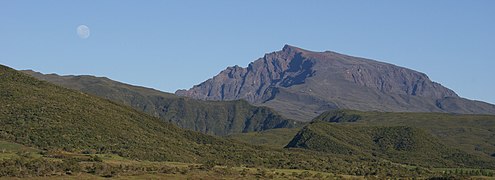 Le piton des Neiges, volcan bouclier et point culminant de La Réunion. Inactif depuis plus de 12 000 ans, il est à l’origine de la formation de l'île.