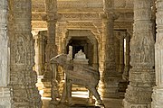 Podroben izrez slona, ​​džainistični tempelj Ranakpur