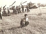 Soldados sudvietnamita con un sospechoso de ser miembro del FNLV, 1965.