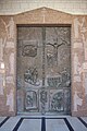 Bagian luar pintu gereja, menampilkan bagian utama dalam kehidupan Yesus.