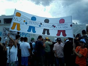 «Ειρήνη, Ελευθερία, Δικαιοσύνη, Δικαιώμα στη ζωή». Πανό από διαδήλωση στη Βενεζουέλα το 2014