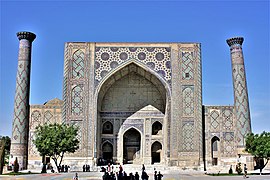 Iwán de la madrasa de Ulugh Beg (1420), que fue un centro importante de estudio astronómico en Asia Central