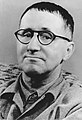 Bertolt Brecht, studento de la universitato, estis germana verkisto, dramisto kaj reĝisoro, havinta komunismajn idealojn