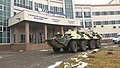 Un blindato dell'OTSC russo che presidia uno dei palazzi