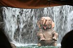 Badende olifant in Hong Kong Disneyland.
