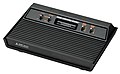 Vorderseite des Atari 2600 mit Aufnahmeschacht für die Steckmodule und vier Bedienelementen
