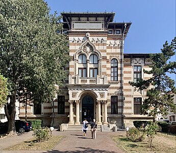 Muzeul de Artă Populară, Constanța, 1893, arhitect necunoscut. Spiralele vegetale complexe (aka rinceauxuri) ar putea să fie inspirate de arhitectura islamică