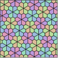 Polopravidelná teselace, která je ale vytvořena pomocí nepravidelných pětiúhelníků