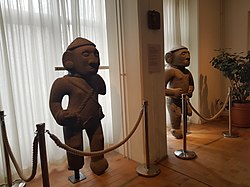 De två stora stenfigurerna från Costa Rica som Hartman tog till Sverige efter undersökningarna 1896 står i entrén till Etnografiska museet, Stockholm.
