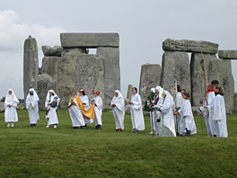 In groep moderne druïden risselwearret foar in seremoanje te Stonehenge, yn súdlik Ingelân.