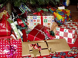Коробки с подарками под рождественской ёлкой