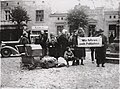 Juifs de Sępólno Krajenskie (Sępólna Krajeńskiego) arrêtés par les Allemands et pensant se rendre en Palestine, automne 1939. En fait, tous les Juifs de Sępólno seront assassinés dans le camp d'internement de Radzim.