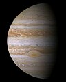 Júpiter es el quinto planeta del Sistema Solar. Forma parte de los denominados planetas exteriores o gaseosos. Recibe su nombre del dios romano Júpiter (Zeus en la mitología griega). Esta fotografía de Júpiter fue obtenida por la misión Cassini en diciembre de 2000. Esta imagen es la imagen en color más detallada obtenida hasta el momento de este planeta. Por la NASA.