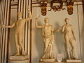 Altre statue presenti nel Salone, tra queste Augusto che regge il mondo (sulla sinistra).