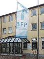 BFP-Flagge, im Hintergrund das Hauptgebäude des Theologischen Seminars Beröa, Erzhausen (2009)