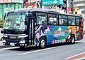 富士急ハイランドにオープンした「NARUTO×BORUTO 富士 木ノ葉隠れの里」に合わせて運行を開始した富士急バスのラッピングバス