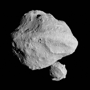 Dinkinesh et Selam (en bas à droite) vus par la caméra L'LORRI, une minute avant le passage au plus proche de l'astéroïde, à environ 430 km.