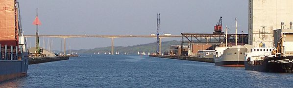 The Vejle Fjord Bridge is a concrete bridge built using the balanced cantilever method.