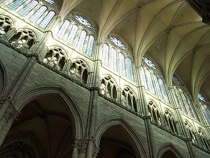 Catedral de Amiens. Arcada, Trifório e Claire-voie. 42,30 metros (138,8 pés). (1220-1270)