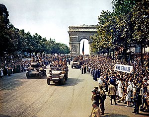 قوَّات فرنسا الحُرَّة تدخل باريس بعد تحريرها من الاحتلال النازي يوم 26 آب (أغسطس) سنة 1944م