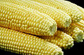 Очищені качани цукрової кукурудзи