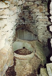 Intérieur de la borie 26 montrant le fouloir et la cuve de vinification