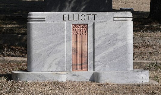Lápide-monumento da Família Elliot, em Mason City, Nebraska (aprox. 1941)
