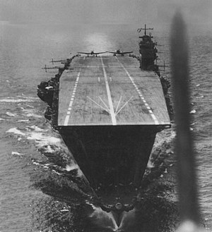 Pohled od přídě na letovou palubu Akagi (duben 1942).