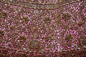 Оюу тигилгенлери бла къызгъыл бетли чепкенни фотосуну уллу планы, Санагъатланы музейи, Нью-Дели, Индия