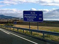 A-12  autobideko Pamplona/Iruña seinalea, Urantzian